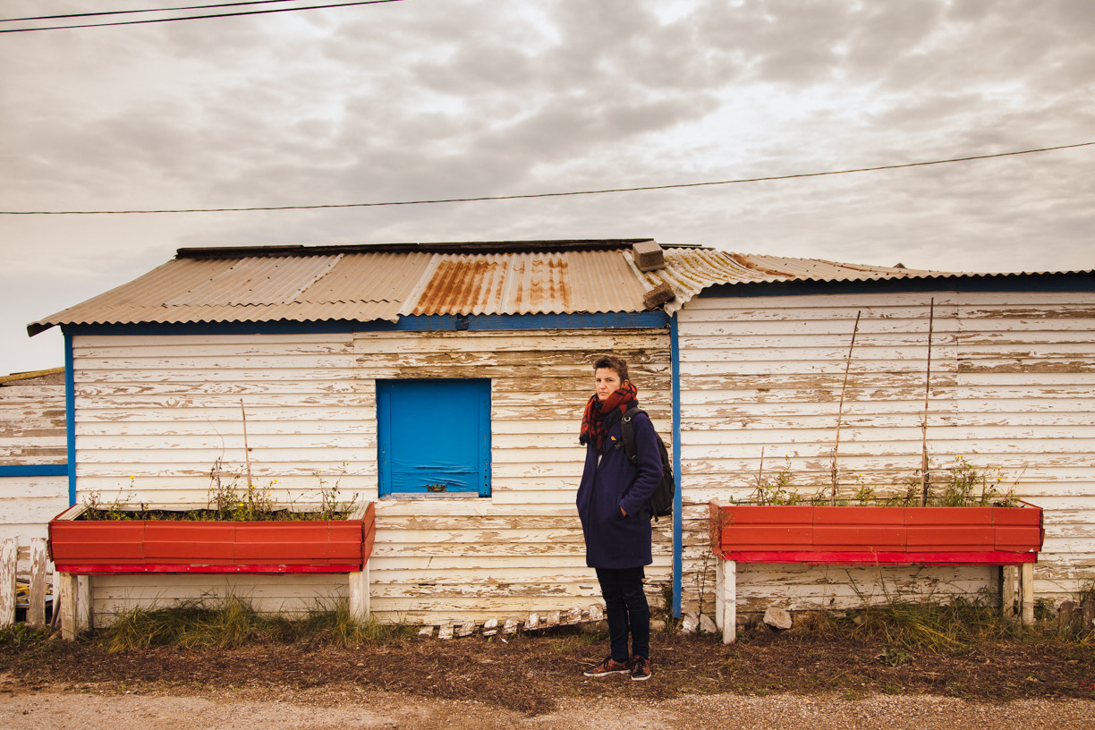 Photo portrait femme devant cabane de pêcheur Gruissan