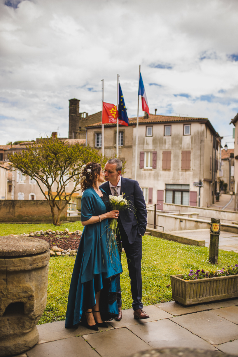 Mariage - Les futurs mariés devant la mairie qui s'embrasse