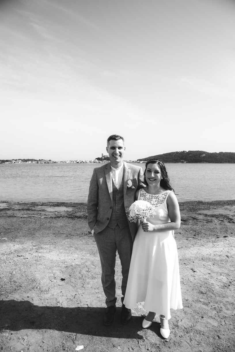 photo noir et blanc du couple de mariés au bord de l'Etang face à Gruissan.