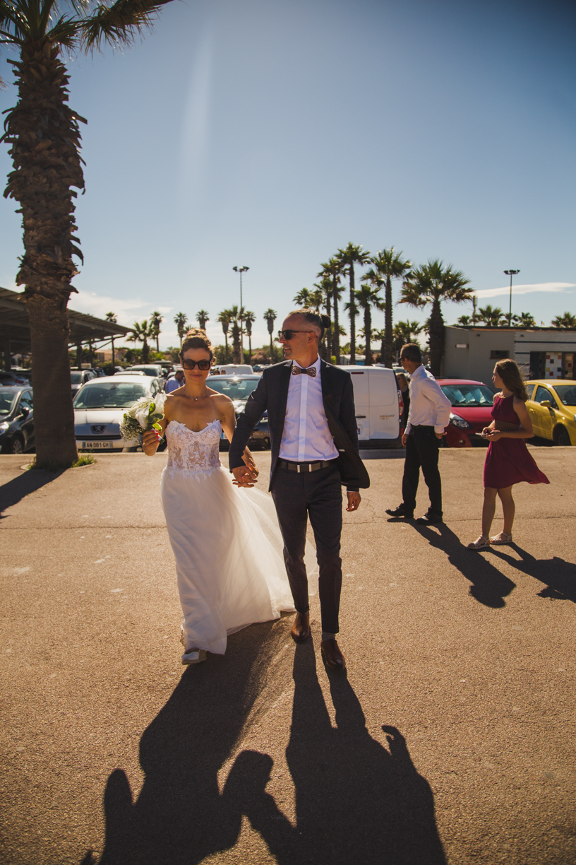 Arrivée des jeunes mariés devant le restaurant Le Victoria à Sainte Marie La Mer