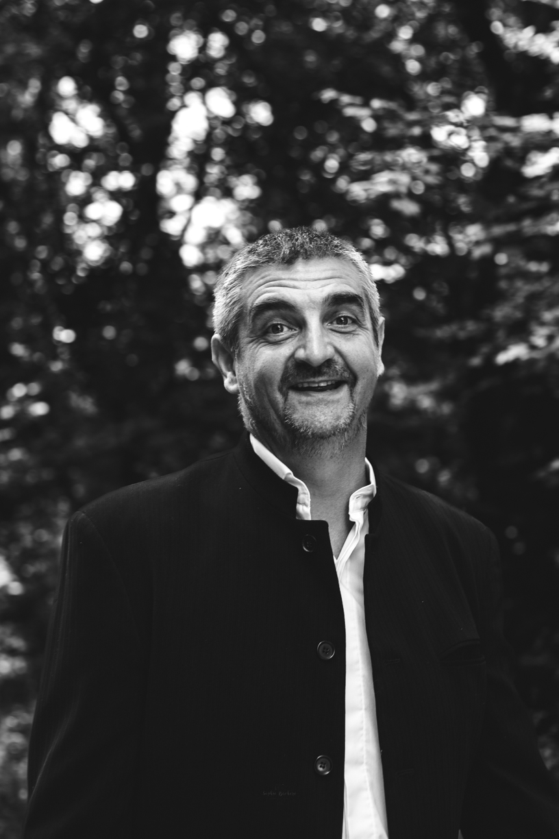 Photo noir et blanc portrait d'un homme souriant