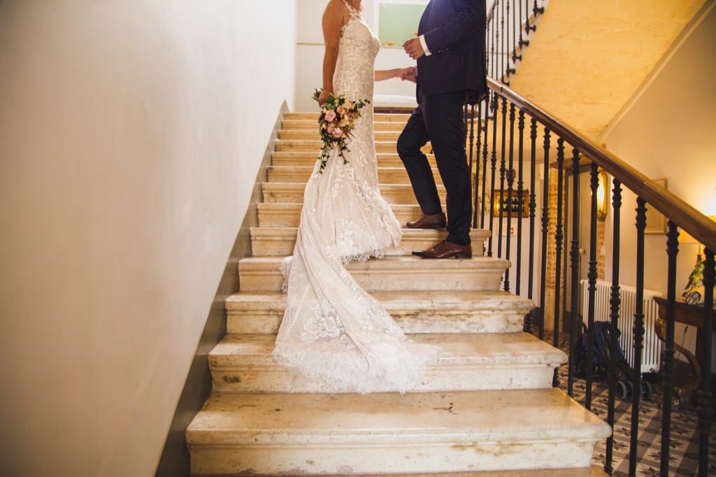 photo de jeunes mariés montant le marche de l'escalier du Domaine du Bus à Marssac sur Tarn