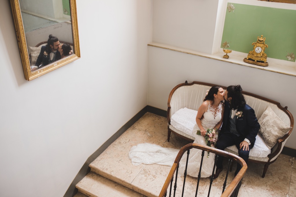 Jeunes mariés dans le demi-étage sur le canapé du Domaine du Bus à Marssac sur Tarn