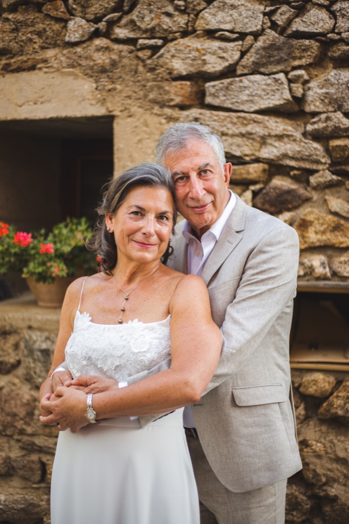 Photo des mariés se tenant dans le bras face à la caméra dans le village de Dorres dans les PO