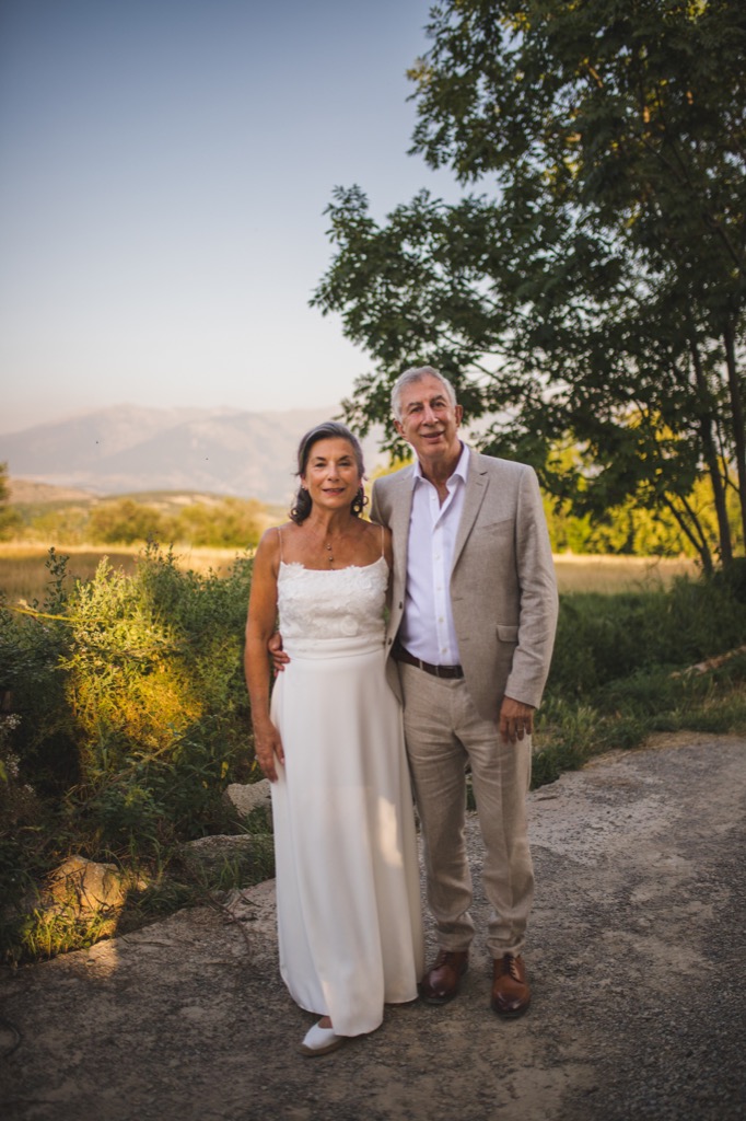 Photo des mariés avec vu sur les Pyrénées en arrière plan au village de Dorres dans le PO