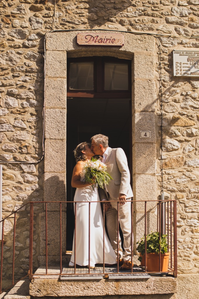 Mariés au pas de la porte de la mairie du village de Dorres dans les Pyrénées Orientale