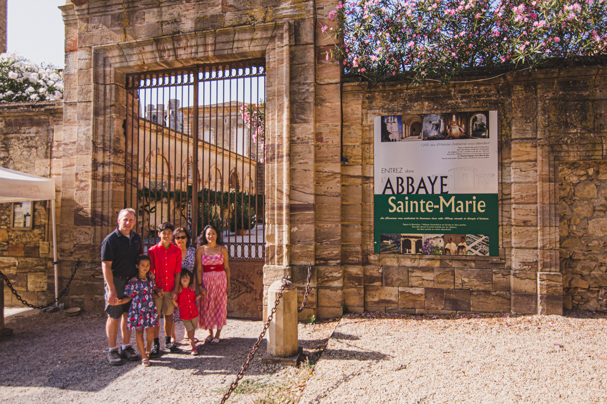 Seance famille américaine venue à Lagrasse dans le Sud de la France