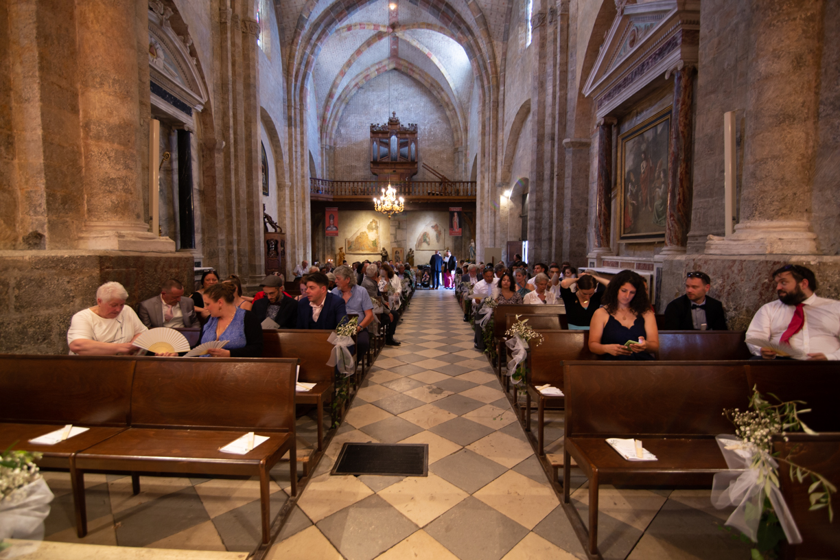 Les invités s'installe pour le mariage de M&B dans l'église de SAINT LIZIER en Ariège en attendant les mariés