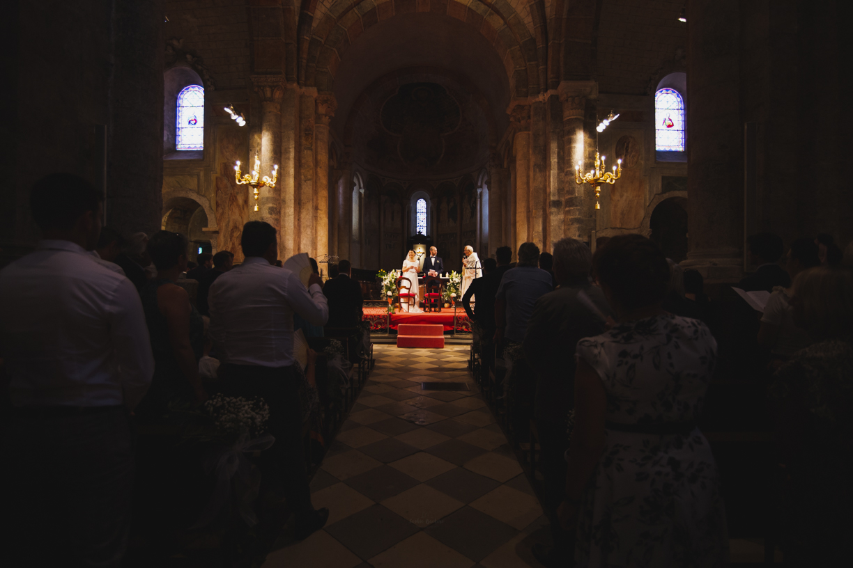 Couple de mariés à l'église faisant face aux invités, dans l'église de SAINT LIZIER, Ariège