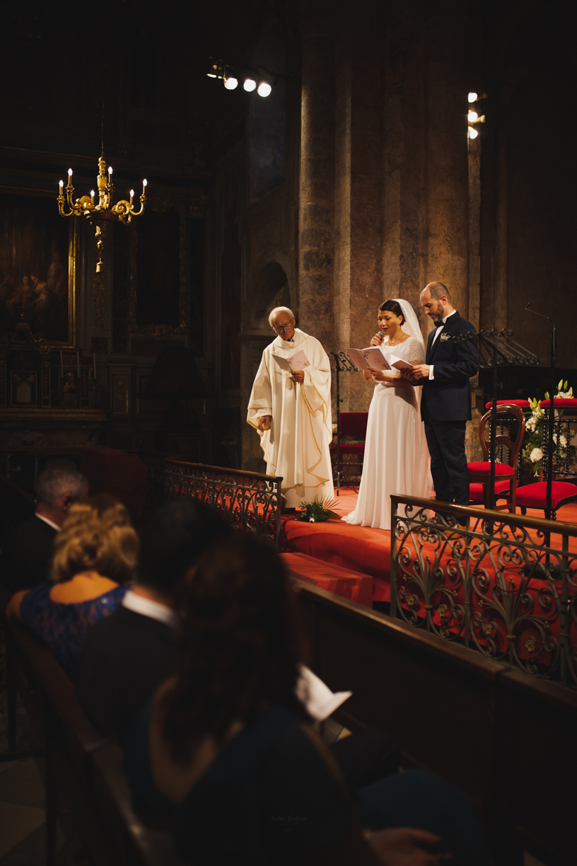 Mariés avec le curé, face au public dans l'église de Saint Lisier Ariège